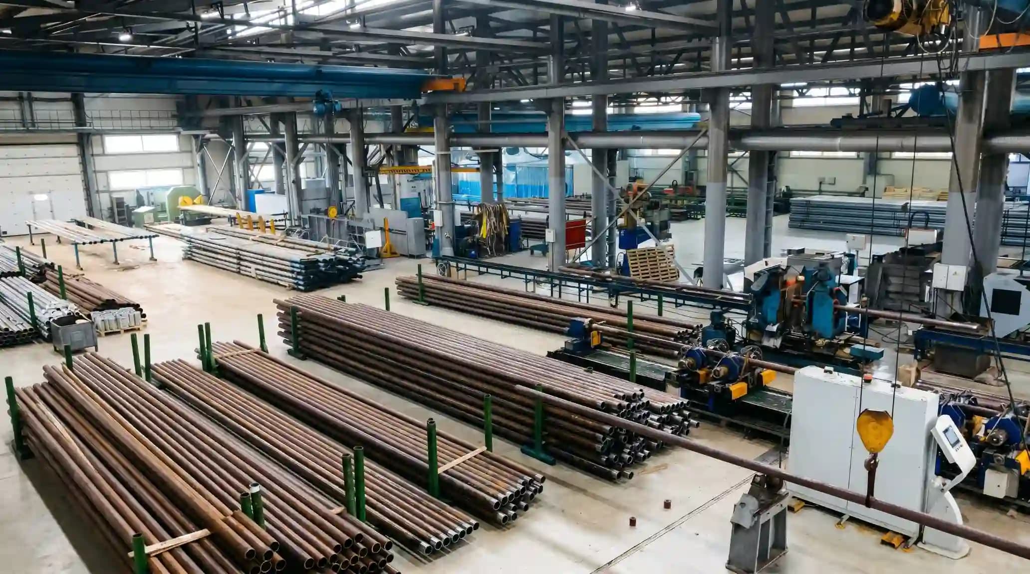 Производство промышленного оборудования: обработка металла в цехе