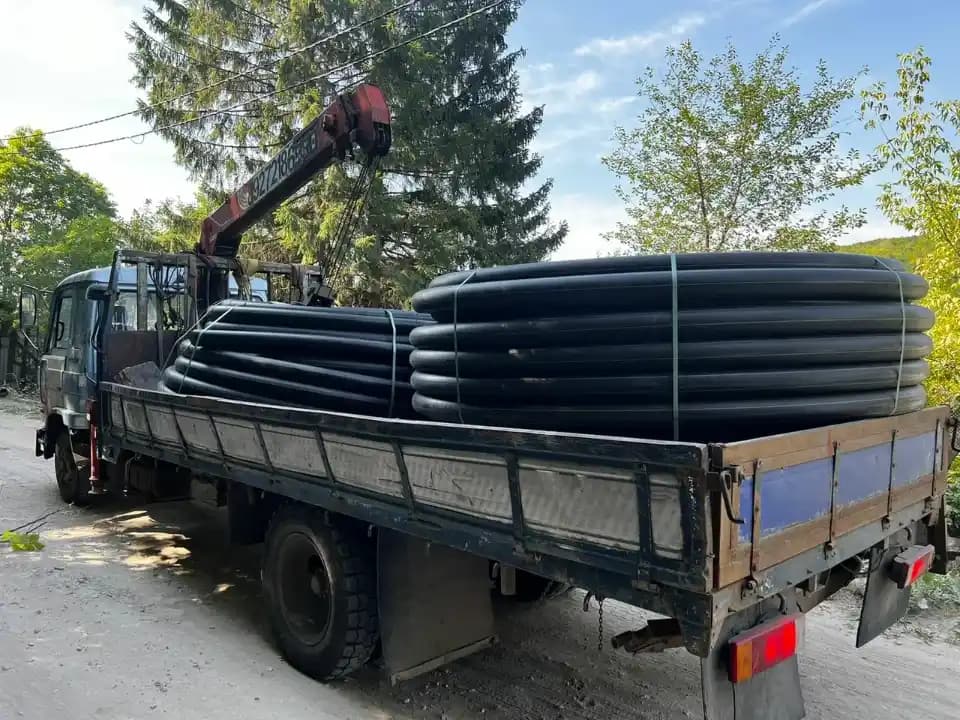 Строительство и монтаж газопровода: экскаватор и разработка траншеи на участке